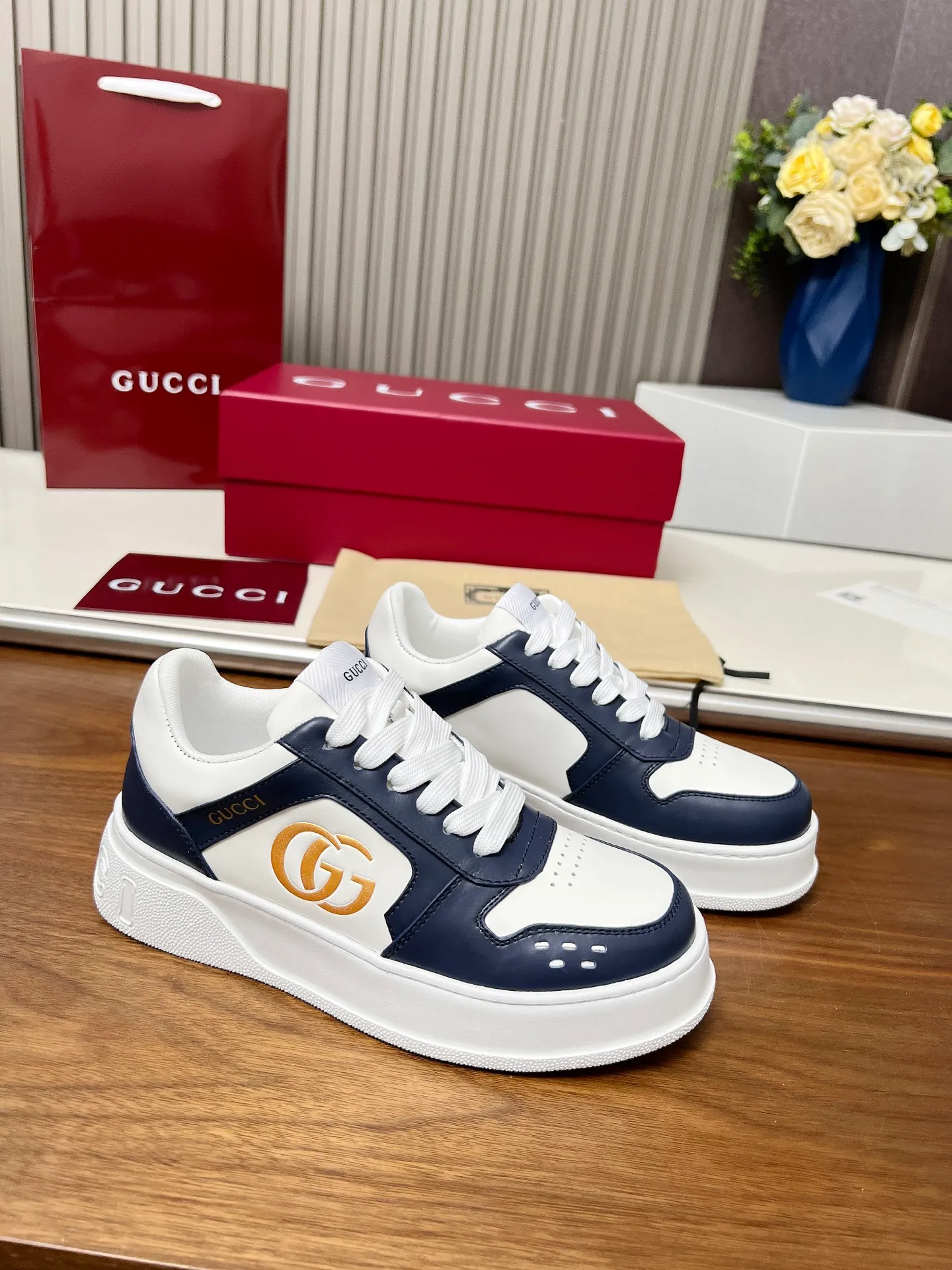 👟👟Ex-factory price 560👟👟Gucci casual sneakers, top version! Oil edge craftsmanship🌸🌸🌸1:1 reproduction. New model for early spring, creating a perfect style💣💣💣street style🔥🔥🔥Cool and stylish C-position fashionable outfit with retro and futuristic feel🌹🌹🌹Classic shoe shape, showing exquisite texture! Open mold to customize high-density outsole. Comes fully packaged. Size: Female 35-46. Fabric: Imported cowhide...men and women